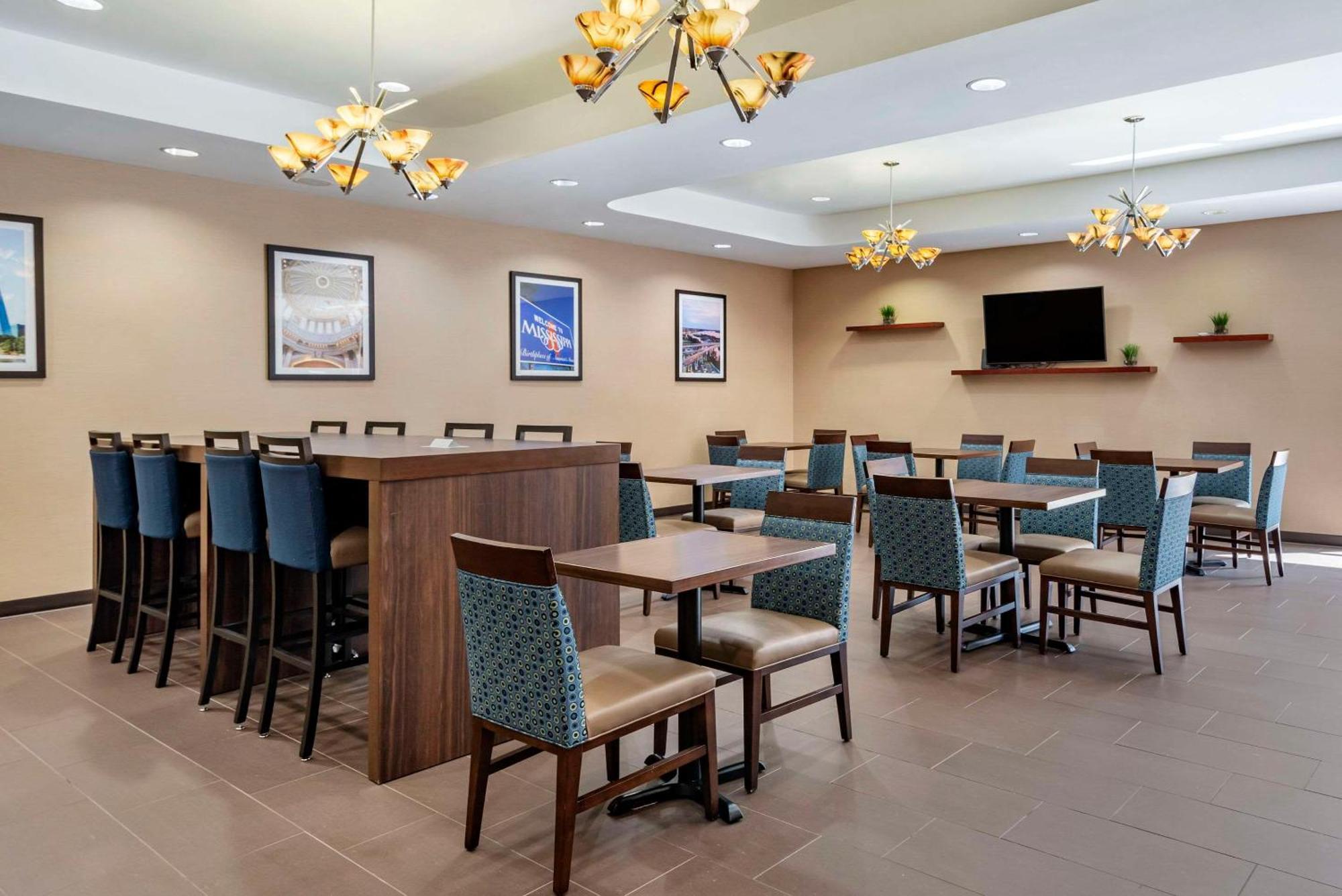 Comfort Suites Airport Luckney Ngoại thất bức ảnh