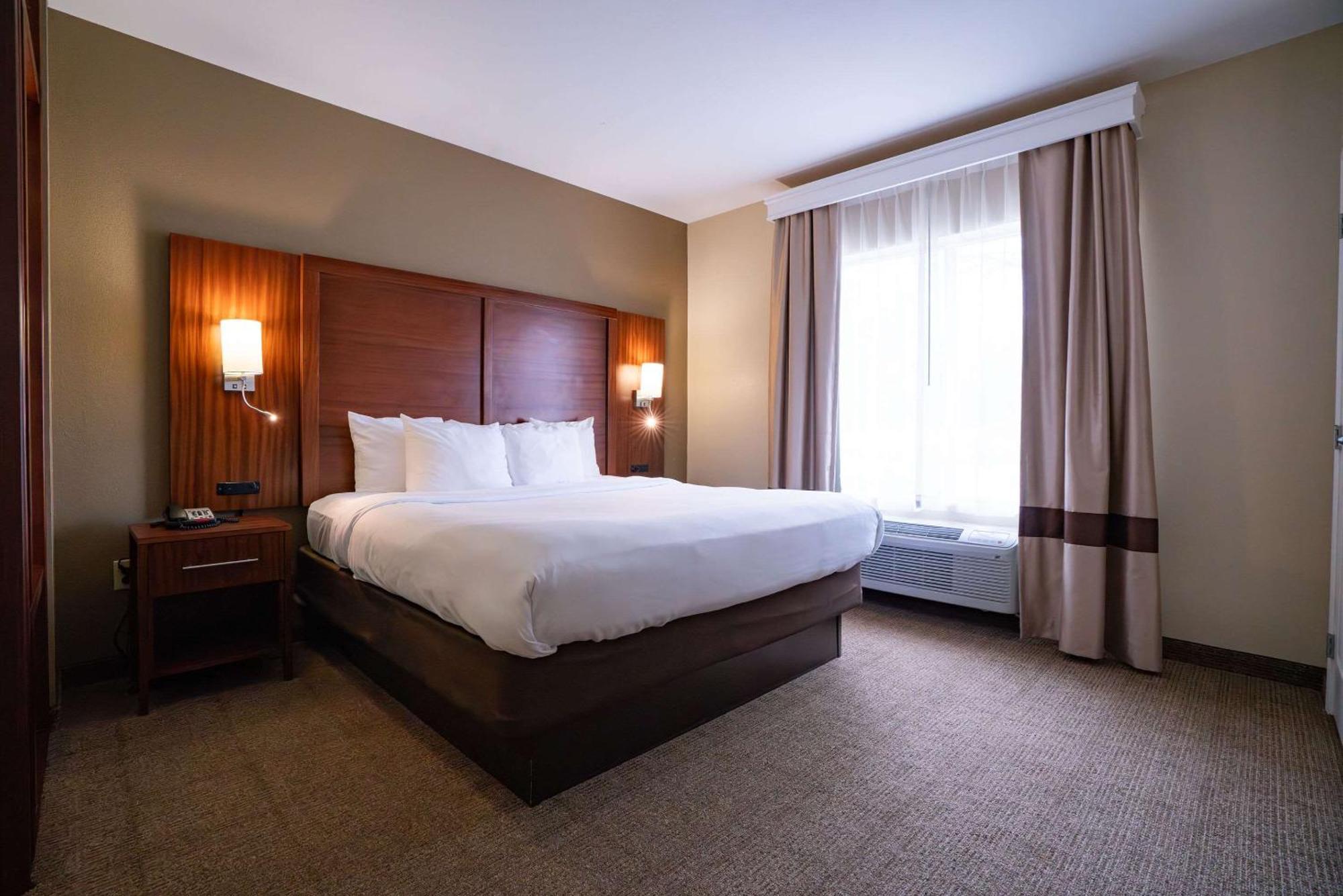 Comfort Suites Airport Luckney Ngoại thất bức ảnh