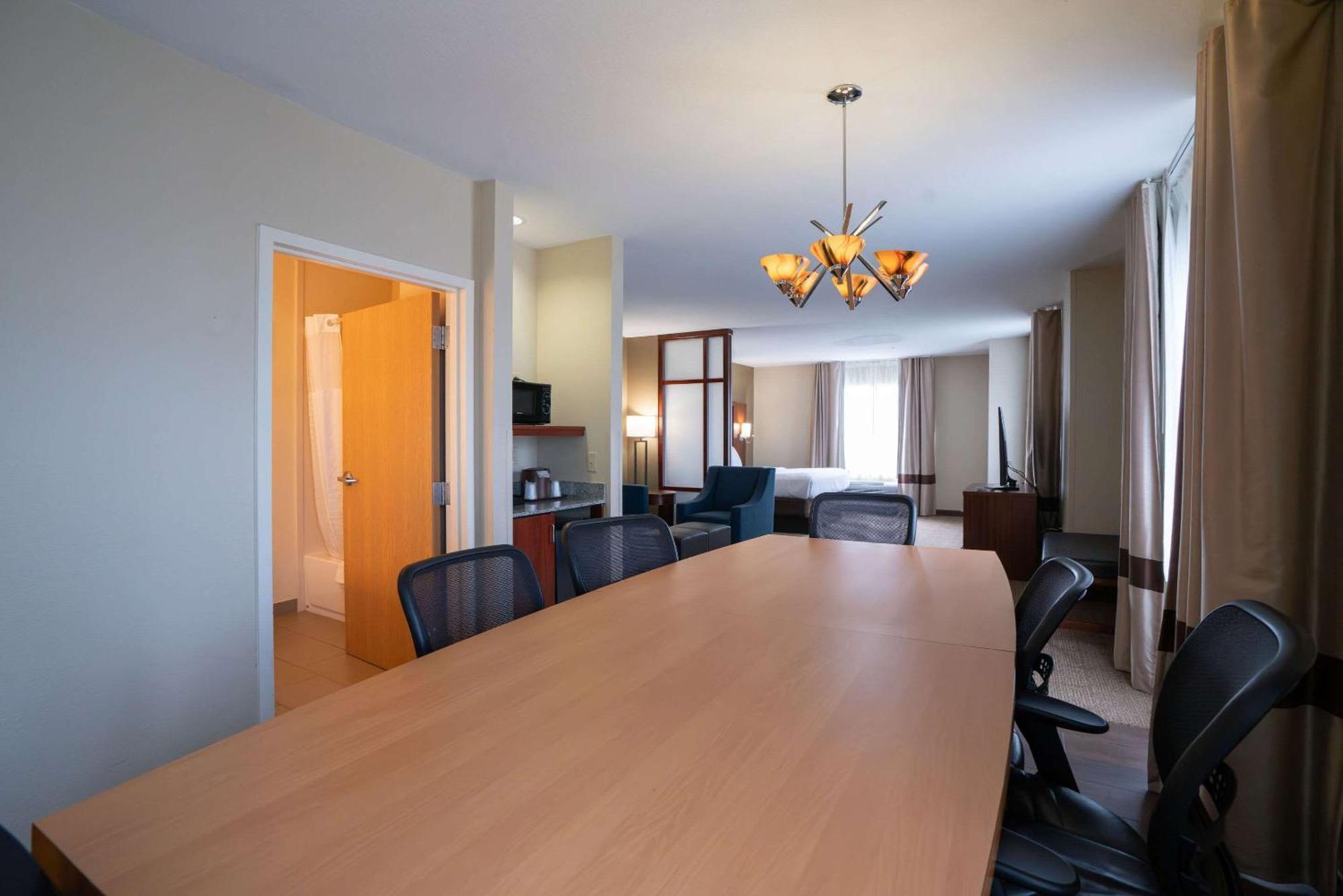 Comfort Suites Airport Luckney Ngoại thất bức ảnh