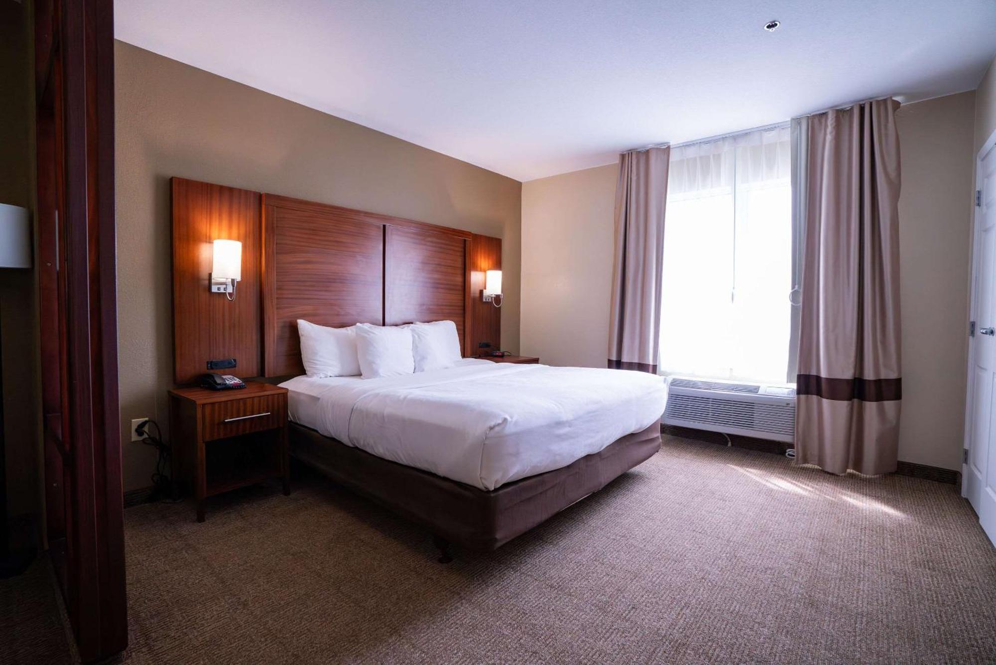 Comfort Suites Airport Luckney Ngoại thất bức ảnh