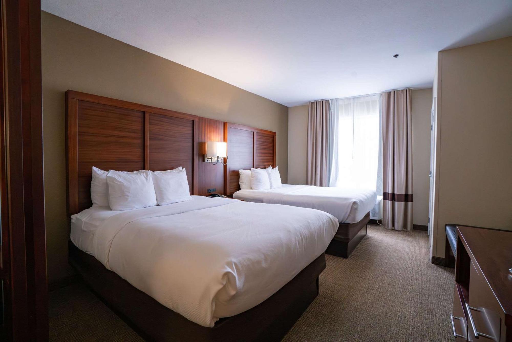 Comfort Suites Airport Luckney Ngoại thất bức ảnh